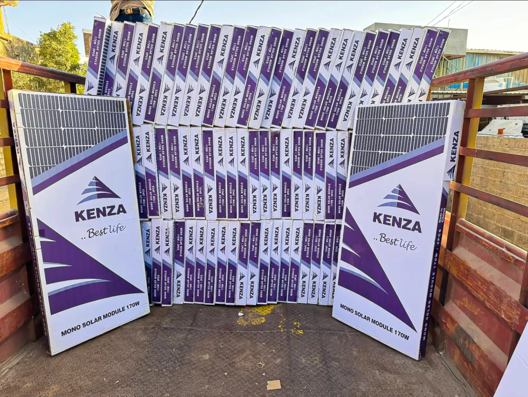 مستودع يحتوي على الواح شمسية KENZA في اليمن مرتبة | ALT: الواح شمسية KENZA في اليمن داخل مستودعات التوزيع